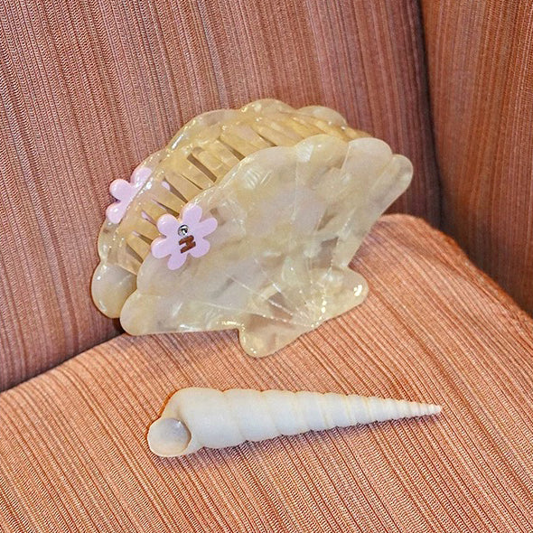 Blooming Shell Hair Claw in Cream