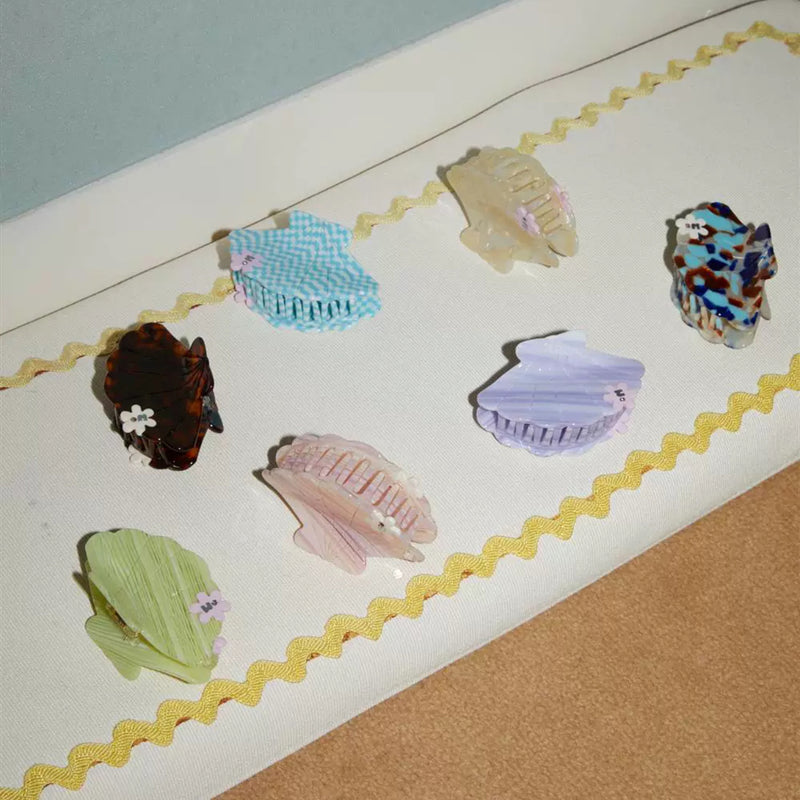 Blooming Shell Hair Claw in Cream